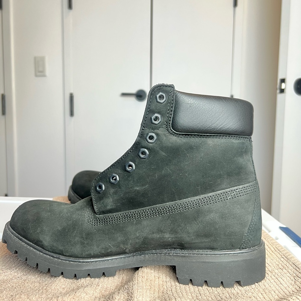 Timberland Black Boots with High-Top Design and Padded Collar - Picture 5 of 13